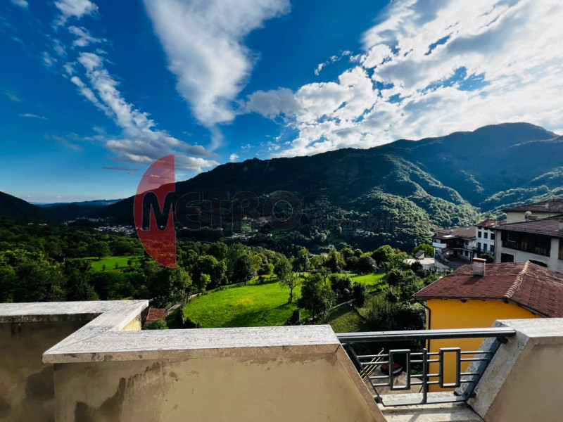 In frazione Rovegliana, sopra Recoaro Terme, in contesto bifamiliare tranquillo e panoramico. Vis...