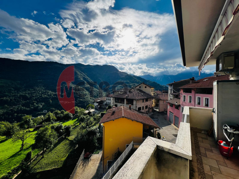 In frazione Rovegliana, sopra Recoaro Terme, in contesto bifamiliare tranquillo e panoramico. Vis...