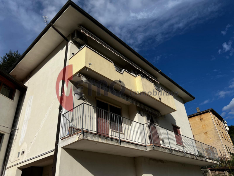 In frazione Rovegliana, sopra Recoaro Terme, in contesto bifamiliare tranquillo e panoramico. Vis...