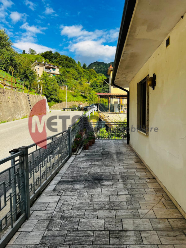 In frazione Rovegliana, sopra Recoaro Terme, in contesto bifamiliare tranquillo e panoramico. Vis...