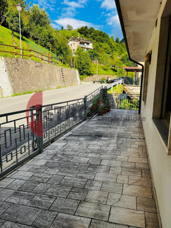 In frazione Rovegliana, sopra Recoaro Terme, in contesto bifamiliare tranquillo e panoramico. Vis...