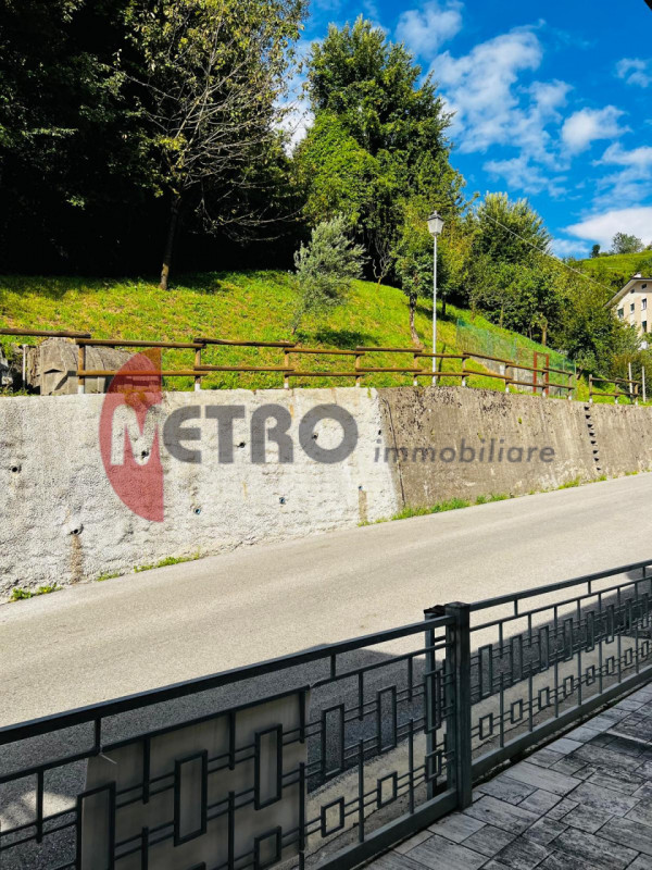 In frazione Rovegliana, sopra Recoaro Terme, in contesto bifamiliare tranquillo e panoramico. Vis...