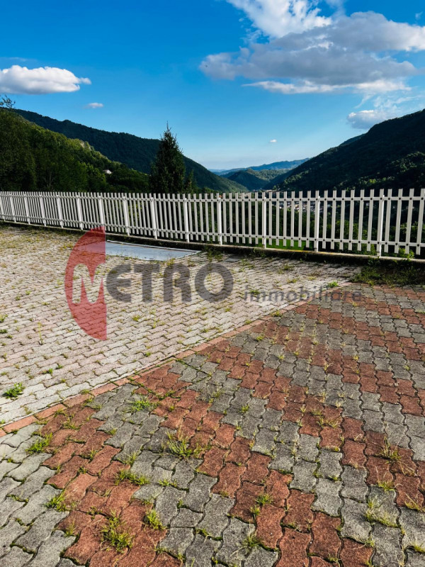 In frazione Rovegliana, sopra Recoaro Terme, in contesto bifamiliare tranquillo e panoramico. Vis...