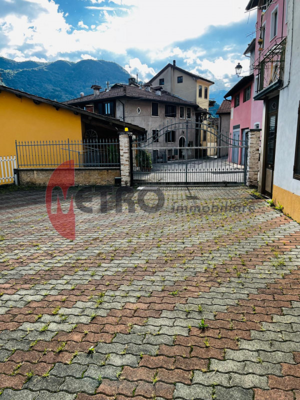 In frazione Rovegliana, sopra Recoaro Terme, in contesto bifamiliare tranquillo e panoramico. Vis...