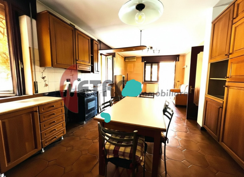 In frazione Rovegliana, sopra Recoaro Terme, in contesto bifamiliare tranquillo e panoramico. Vis...