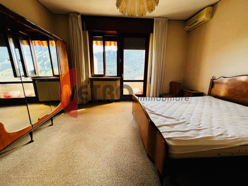 In frazione Rovegliana, sopra Recoaro Terme, in contesto bifamiliare tranquillo e panoramico. Vis...