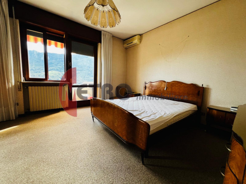 In frazione Rovegliana, sopra Recoaro Terme, in contesto bifamiliare tranquillo e panoramico. Vis...