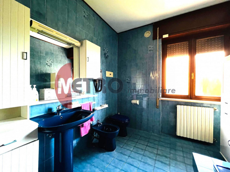 In frazione Rovegliana, sopra Recoaro Terme, in contesto bifamiliare tranquillo e panoramico. Vis...