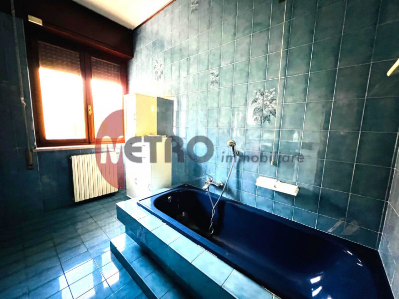 In frazione Rovegliana, sopra Recoaro Terme, in contesto bifamiliare tranquillo e panoramico. Vis...