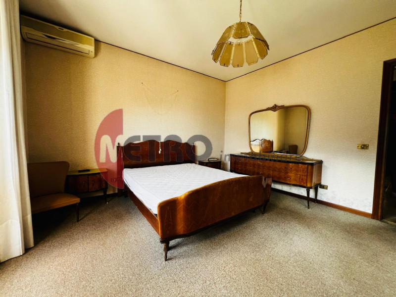 In frazione Rovegliana, sopra Recoaro Terme, in contesto bifamiliare tranquillo e panoramico. Vis...