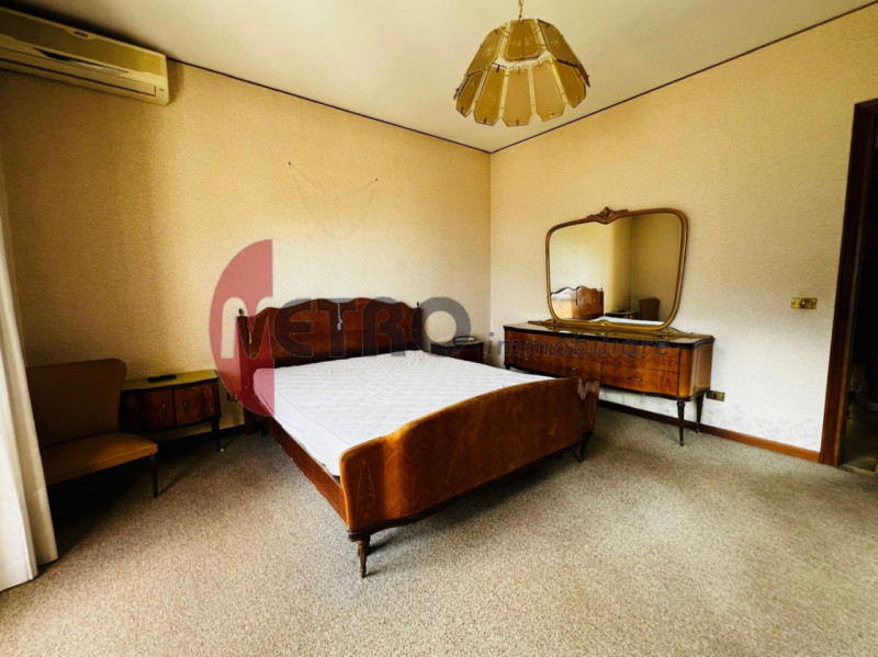 In frazione Rovegliana, sopra Recoaro Terme, in contesto bifamiliare tranquillo e panoramico. Vis...