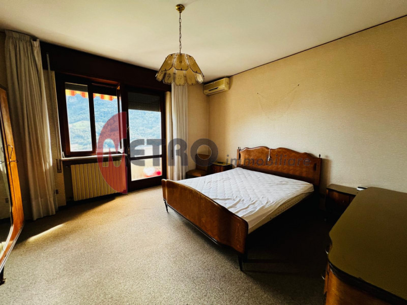 In frazione Rovegliana, sopra Recoaro Terme, in contesto bifamiliare tranquillo e panoramico. Vis...