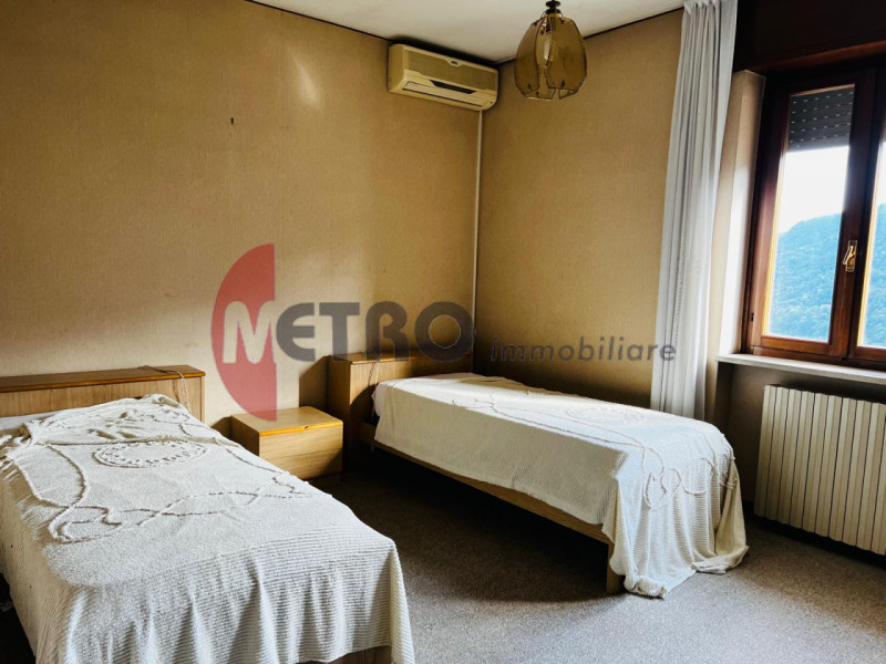 In frazione Rovegliana, sopra Recoaro Terme, in contesto bifamiliare tranquillo e panoramico. Vis...