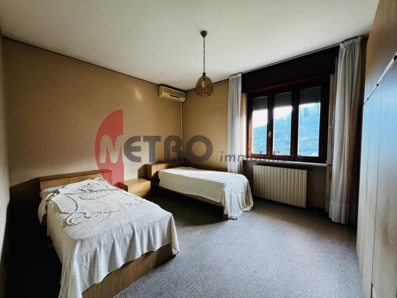 In frazione Rovegliana, sopra Recoaro Terme, in contesto bifamiliare tranquillo e panoramico. Vis...