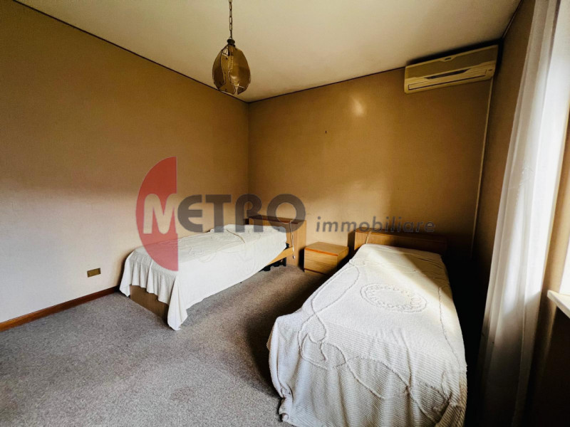 In frazione Rovegliana, sopra Recoaro Terme, in contesto bifamiliare tranquillo e panoramico. Vis...