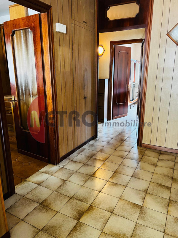 In frazione Rovegliana, sopra Recoaro Terme, in contesto bifamiliare tranquillo e panoramico. Vis...