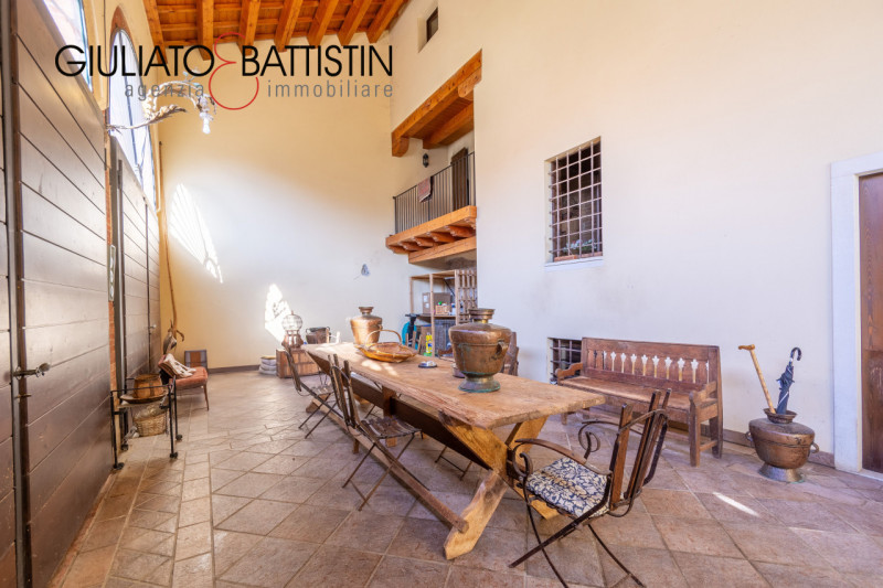 SOVIZZO: villa singola con accesso indipendente con giardino, garage, porticato.

La villa è situ...