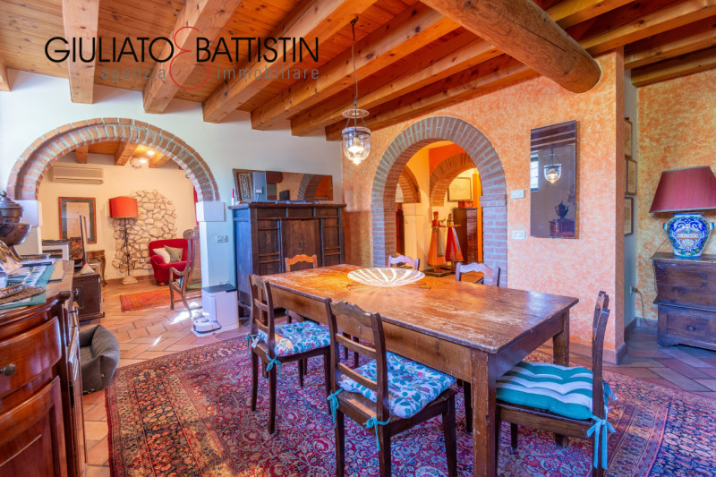 SOVIZZO: villa singola con accesso indipendente con giardino, garage, porticato.

La villa è situ...