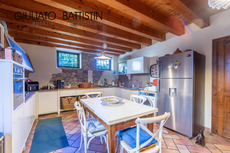 SOVIZZO: villa singola con accesso indipendente con giardino, garage, porticato.

La villa è situ...