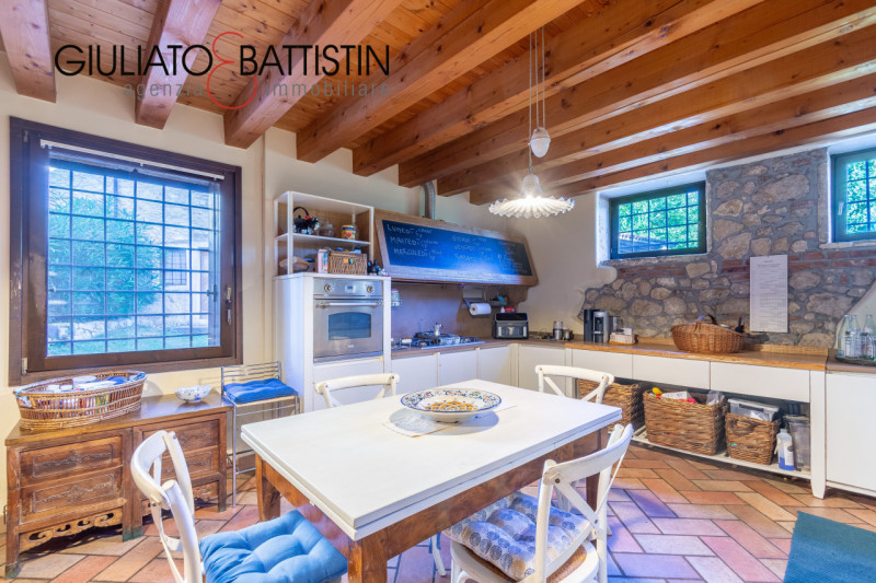 SOVIZZO: villa singola con accesso indipendente con giardino, garage, porticato.

La villa è situ...