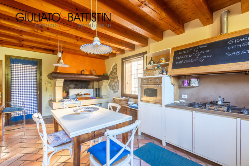 SOVIZZO: villa singola con accesso indipendente con giardino, garage, porticato.

La villa è situ...