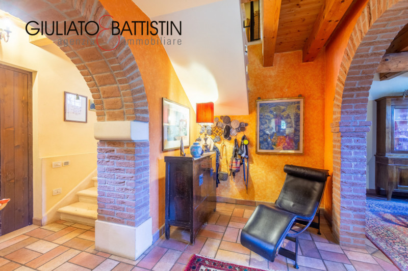 SOVIZZO: villa singola con accesso indipendente con giardino, garage, porticato.

La villa è situ...