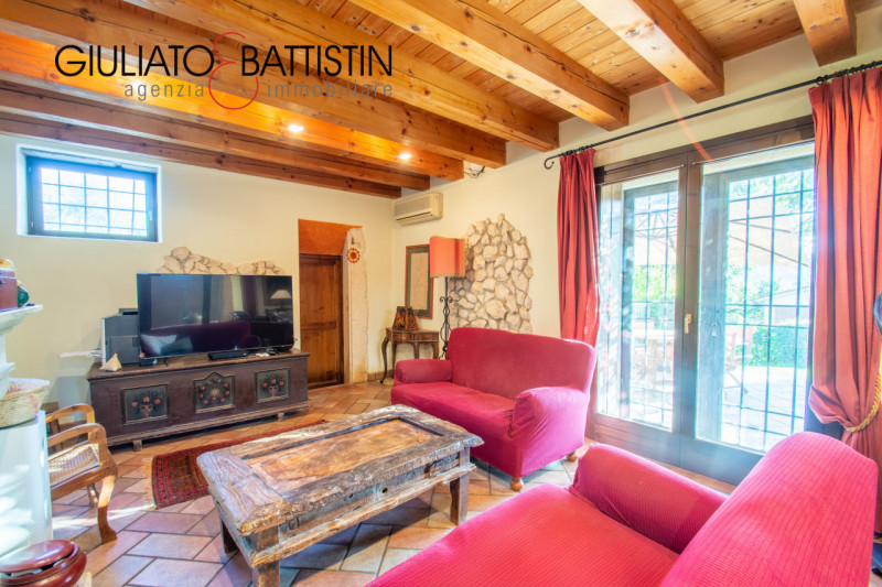 SOVIZZO: villa singola con accesso indipendente con giardino, garage, porticato.

La villa è situ...