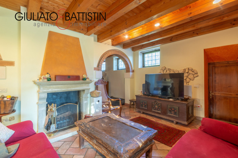 SOVIZZO: villa singola con accesso indipendente con giardino, garage, porticato.

La villa è situ...