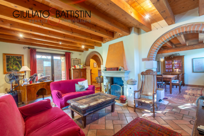 SOVIZZO: villa singola con accesso indipendente con giardino, garage, porticato.

La villa è situ...