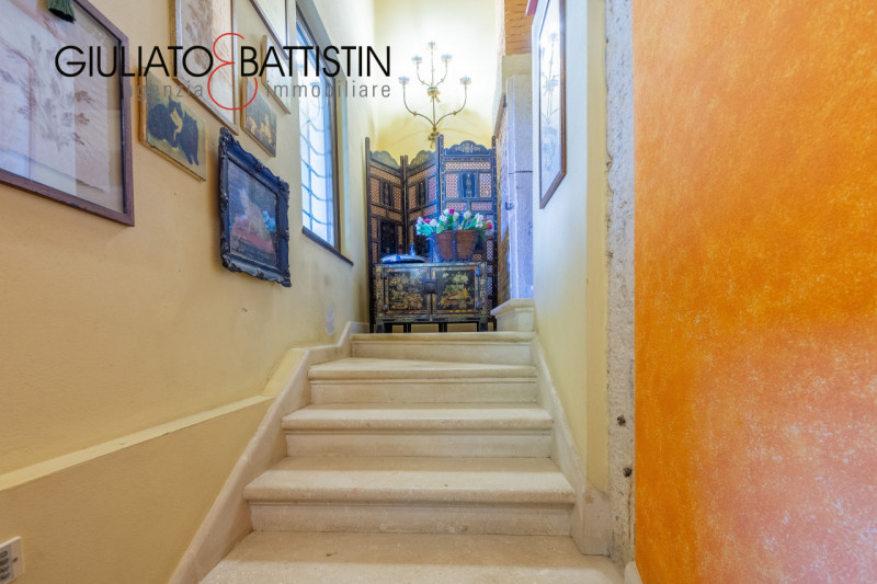 SOVIZZO: villa singola con accesso indipendente con giardino, garage, porticato.

La villa è situ...