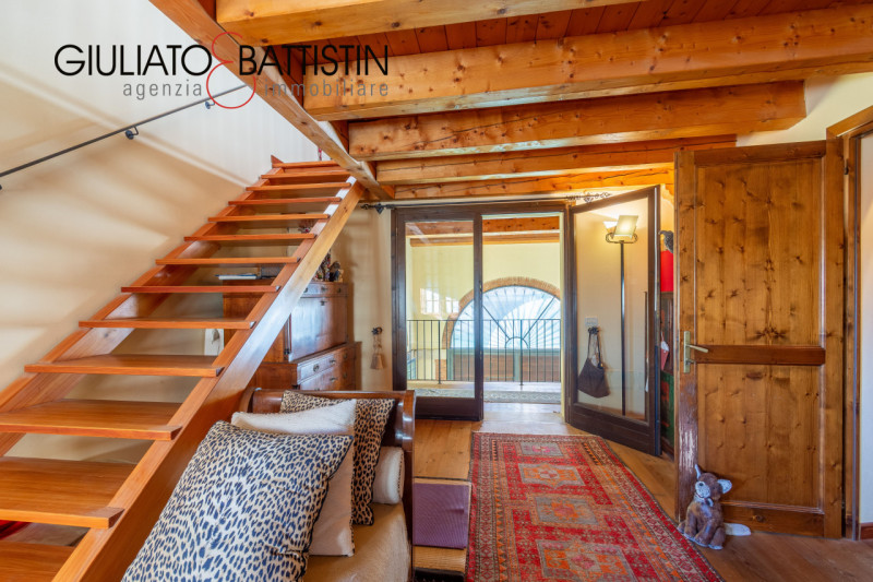 SOVIZZO: villa singola con accesso indipendente con giardino, garage, porticato.

La villa è situ...