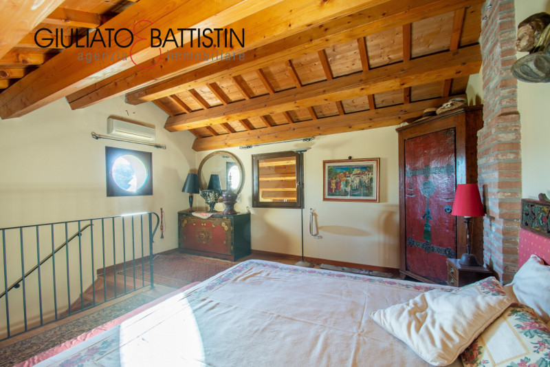 SOVIZZO: villa singola con accesso indipendente con giardino, garage, porticato.

La villa è situ...