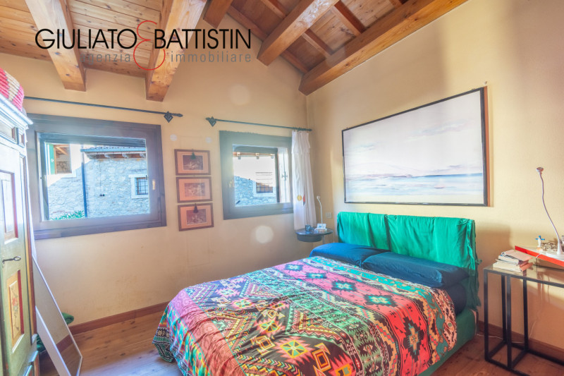 SOVIZZO: villa singola con accesso indipendente con giardino, garage, porticato.

La villa è situ...