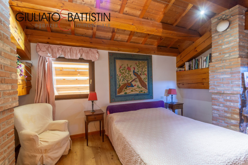 SOVIZZO: villa singola con accesso indipendente con giardino, garage, porticato.

La villa è situ...