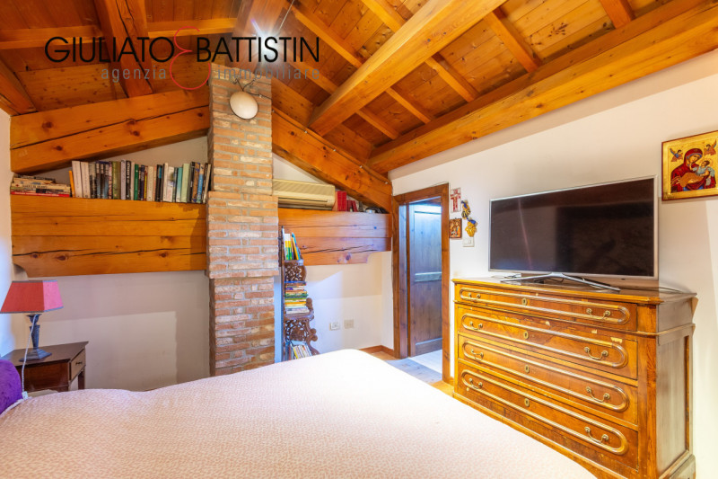 SOVIZZO: villa singola con accesso indipendente con giardino, garage, porticato.

La villa è situ...