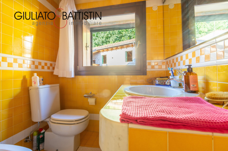 SOVIZZO: villa singola con accesso indipendente con giardino, garage, porticato.

La villa è situ...