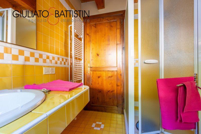 SOVIZZO: villa singola con accesso indipendente con giardino, garage, porticato.

La villa è situ...