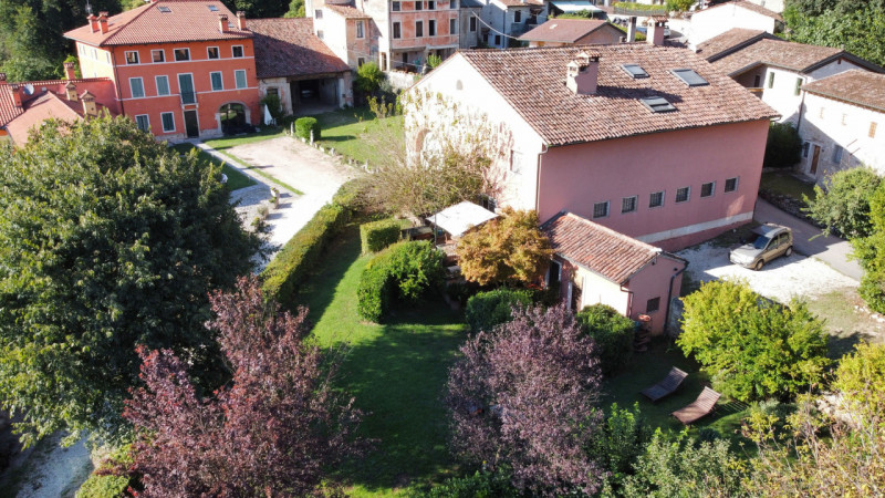 SOVIZZO: villa singola con accesso indipendente con giardino, garage, porticato.

La villa è situ...
