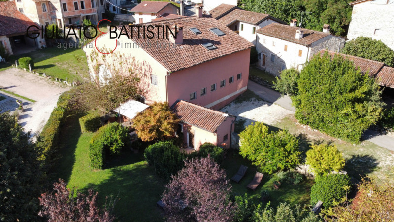 SOVIZZO: villa singola con accesso indipendente con giardino, garage, porticato.

La villa è situ...