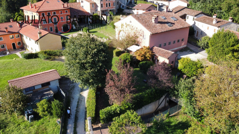 SOVIZZO: villa singola con accesso indipendente con giardino, garage, porticato.

La villa è situ...