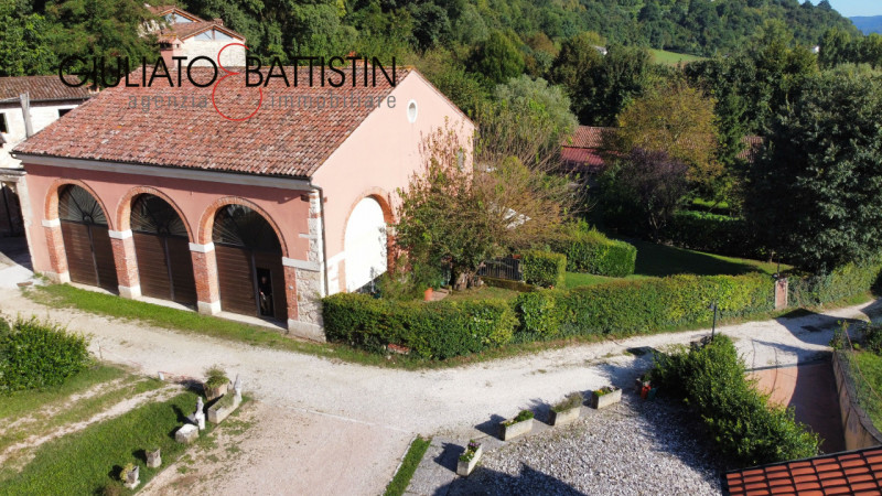 SOVIZZO: villa singola con accesso indipendente con giardino, garage, porticato.

La villa è situ...