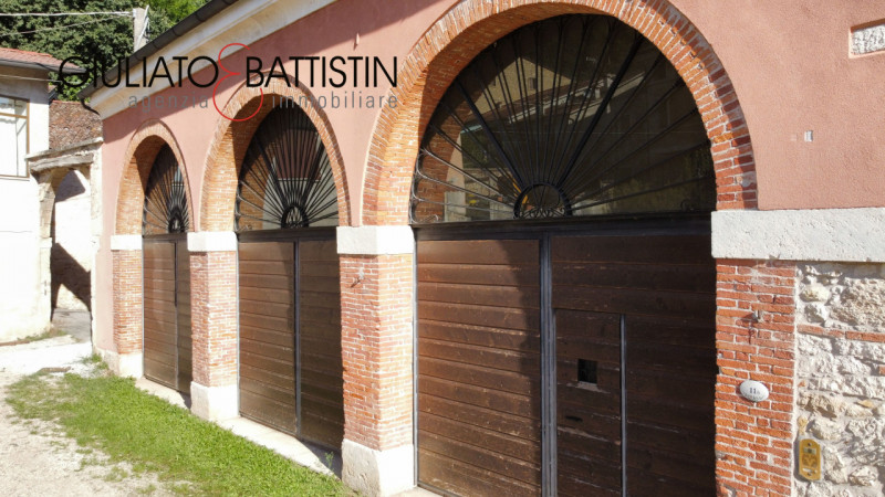 SOVIZZO: villa singola con accesso indipendente con giardino, garage, porticato.

La villa è situ...