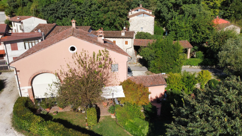 SOVIZZO: villa singola con accesso indipendente con giardino, garage, porticato.

La villa è situ...