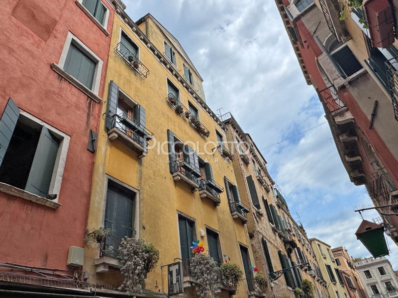 Rif. V5355 - Nel cuore di Venezia, a pochi passi dal monumentale Ponte di Rialto, proponiamo in v...
