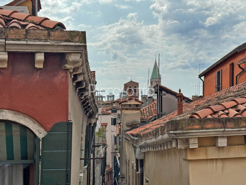 Rif. V5355 - Nel cuore di Venezia, a pochi passi dal monumentale Ponte di Rialto, proponiamo in v...