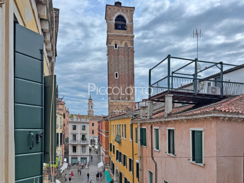 Rif. V5355 - Nel cuore di Venezia, a pochi passi dal monumentale Ponte di Rialto, proponiamo in v...
