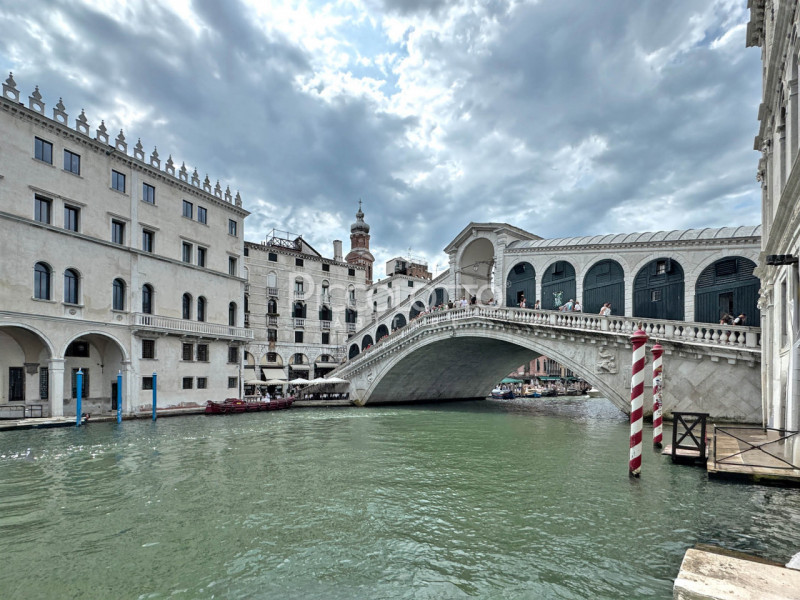Rif. V5355 - Nel cuore di Venezia, a pochi passi dal monumentale Ponte di Rialto, proponiamo in v...