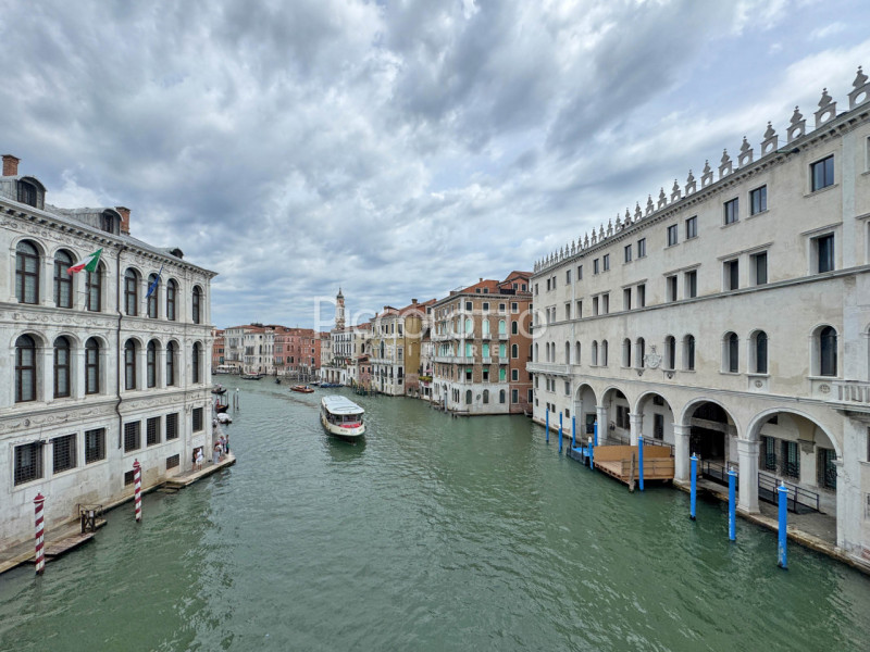 Rif. V5355 - Nel cuore di Venezia, a pochi passi dal monumentale Ponte di Rialto, proponiamo in v...