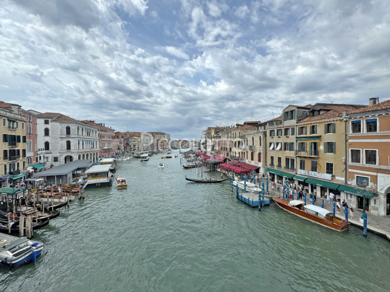 Rif. V5355 - Nel cuore di Venezia, a pochi passi dal monumentale Ponte di Rialto, proponiamo in v...