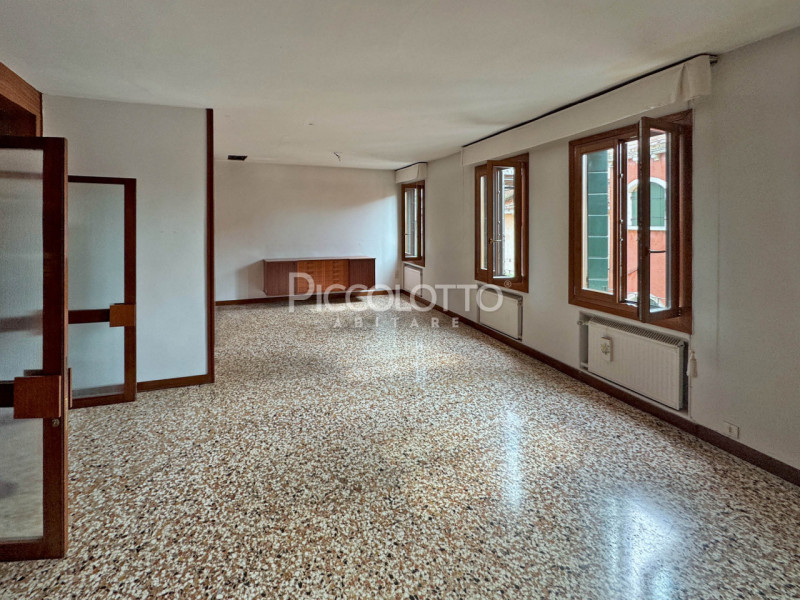 Rif. V5355 - Nel cuore di Venezia, a pochi passi dal monumentale Ponte di Rialto, proponiamo in v...